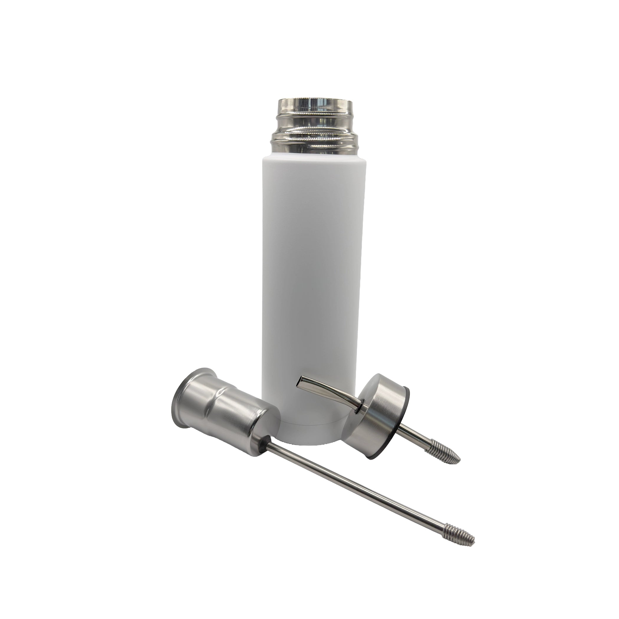 A close-up view of the premium matte white mate flask alongside its specialized stainless steel brewing components. The image highlights the internal yerba mate chamber with its long filter straw and the sleek lid featuring the angled sipping spout.