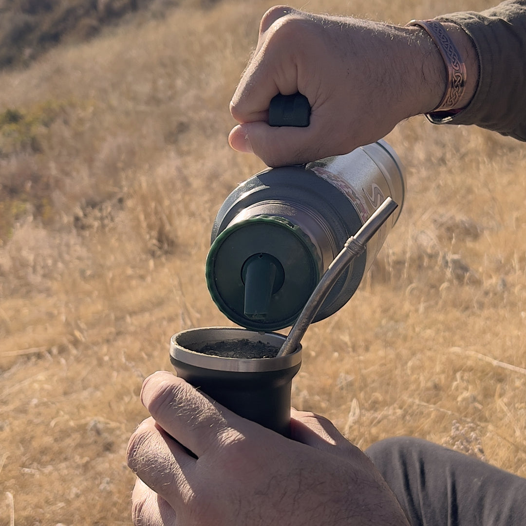 Sur 360-degree replacement stopper for Stanley Classic thermos flasks pouring water into a mate cup.