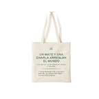 Eco-friendly tote bag with the inspiring Spanish quote 'un mate y una charla arreglan el mundo' in a minimalist black font