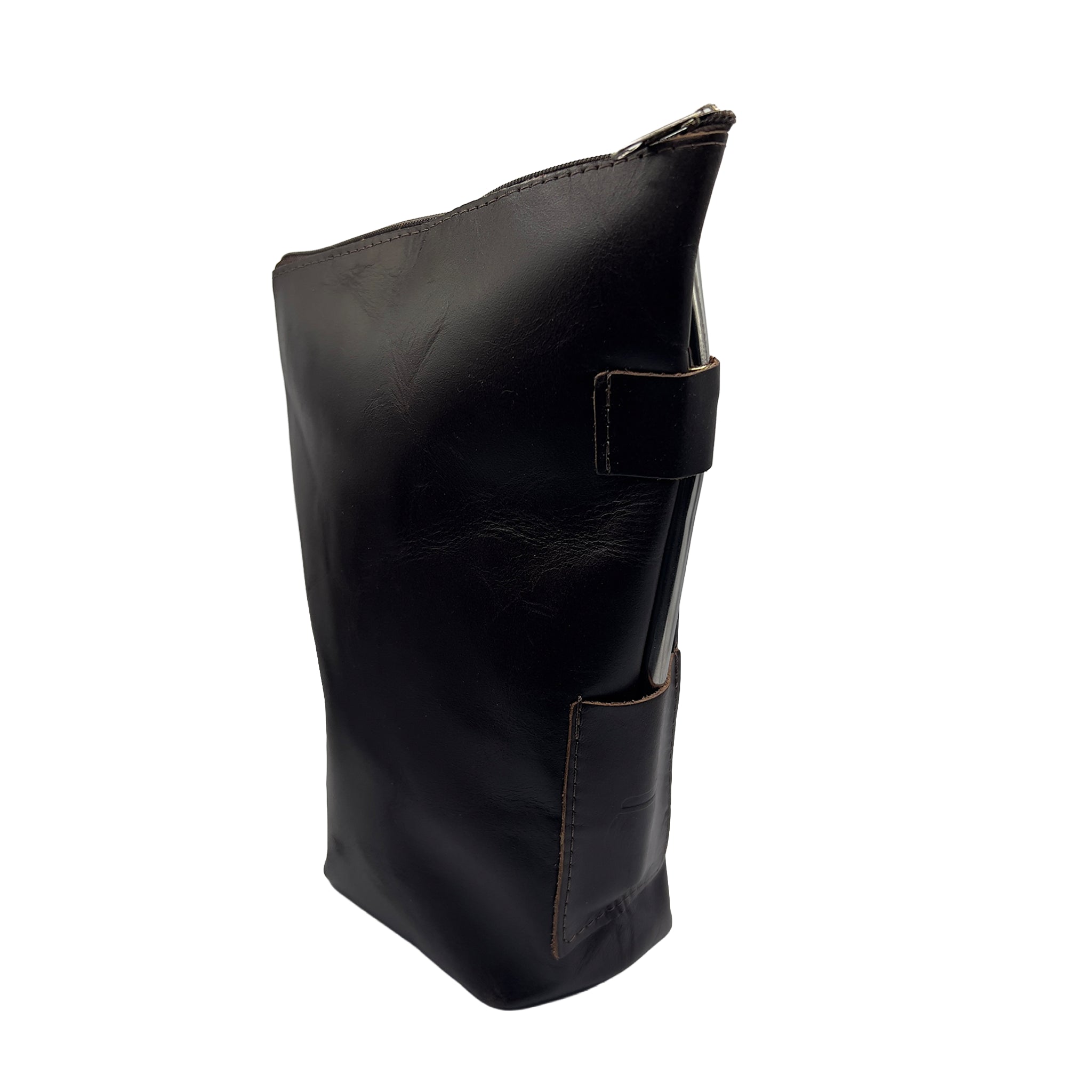 Side view of the Pampero leather pouch showcasing the integrated bombilla holder for a complete mate kit.