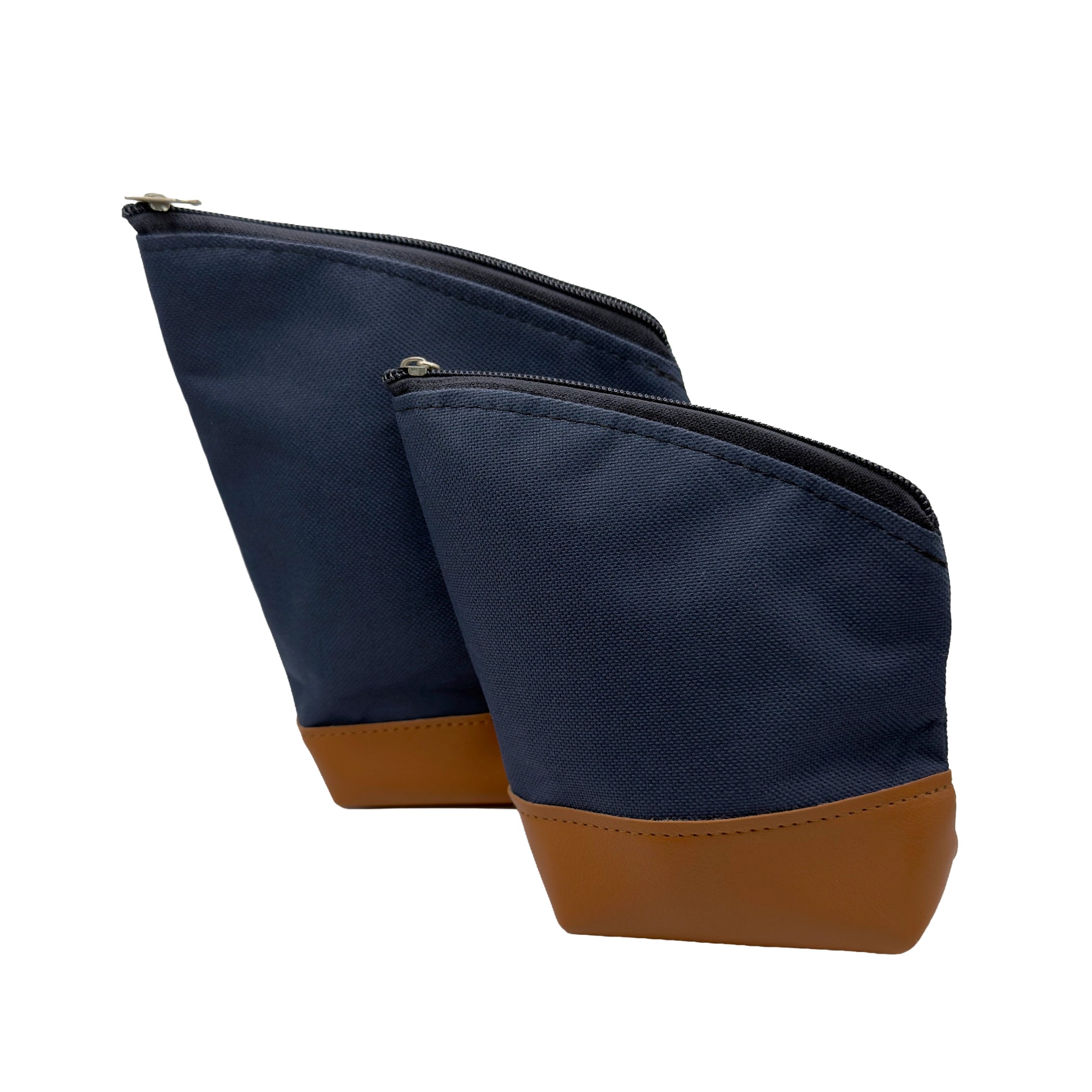 Two navy blue Puelche yerba mate pouches standing upright. Featuring a durable canvas body, a moisture-resistant brown eco-leather bottom, and diagonal zippers designed for mess-free pouring.