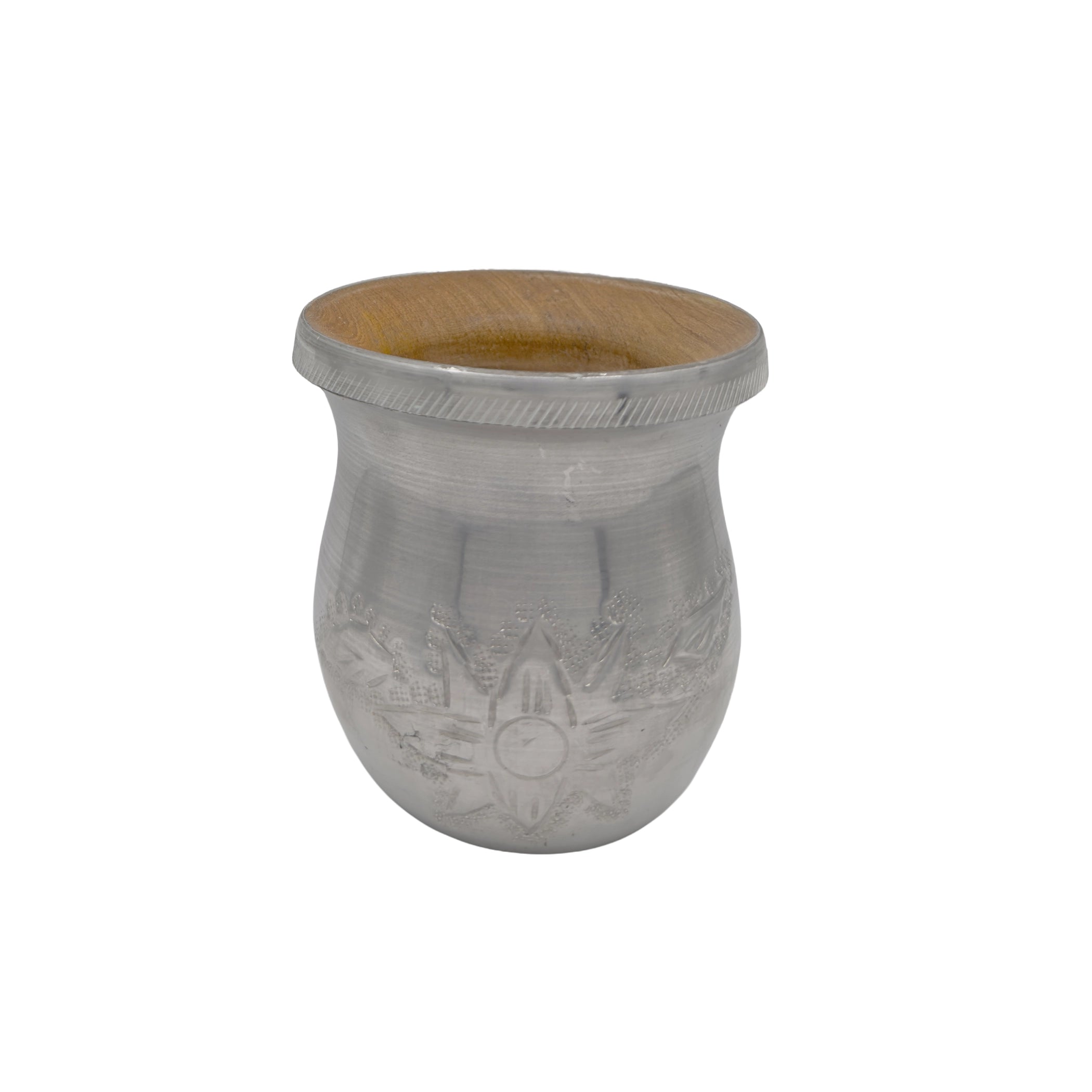 A clear front-angled view of the Vidala artisan mate gourd on a white background, showcasing the rich Algarrobo wood interior, the diagonally textured metal rim, and the hand-chiseled aluminum armour with rustic floral motifs.
