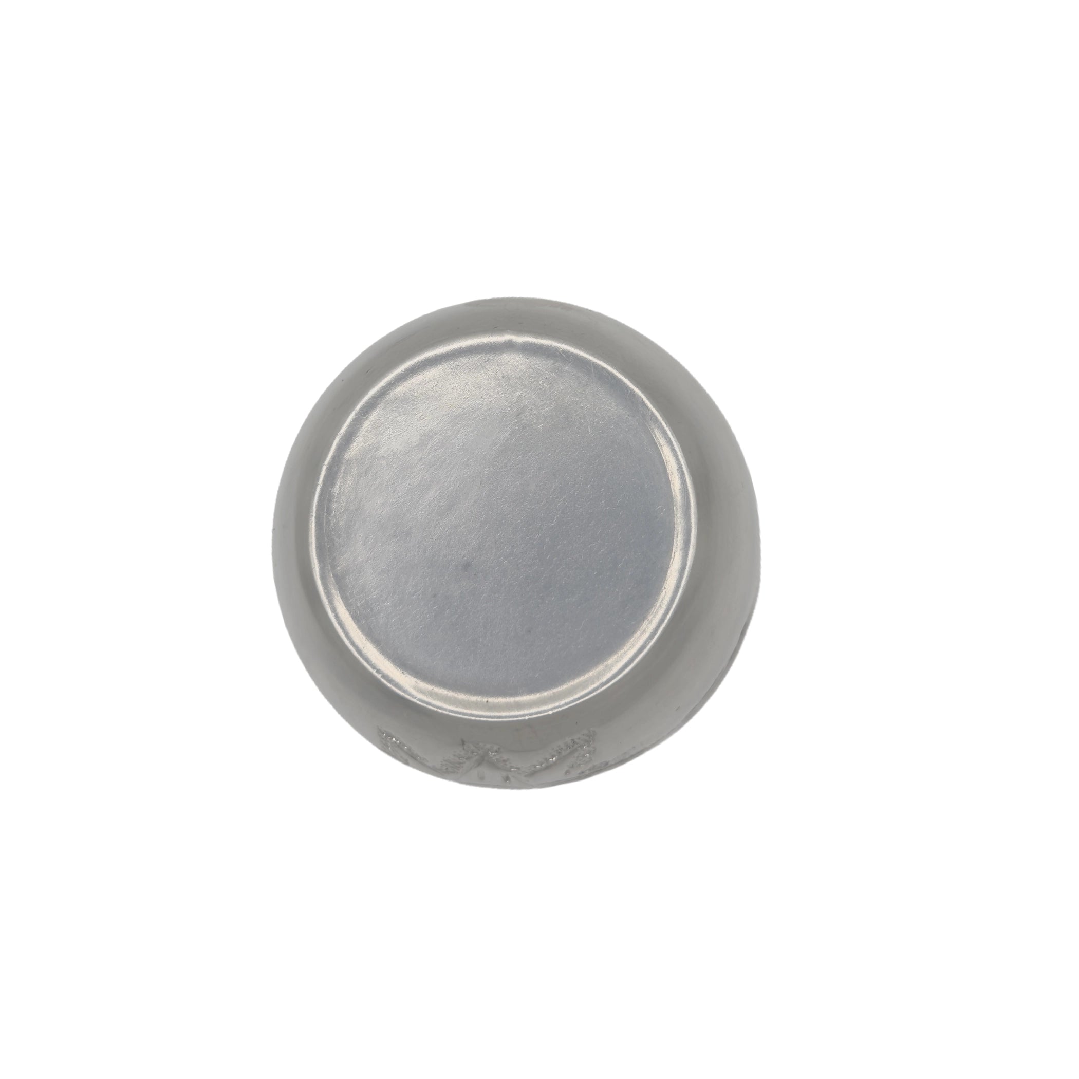A direct bottom view of the Vidala yerba mate cup on a white background, displaying the smooth, flat aluminum base that provides stability and durability to this traditional design.